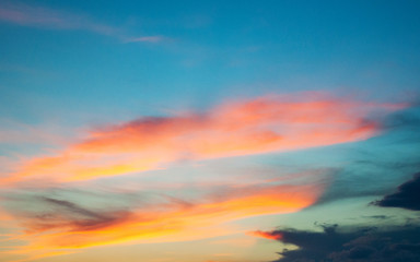 Rote Wolken am Himmel