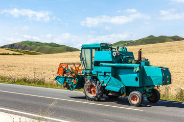 Obraz premium Tractor cut wheat