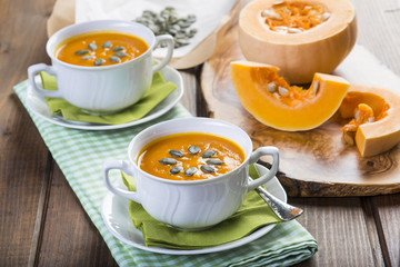 Sopa o crema de calabaza comida saludable para una dieta vegetariana
