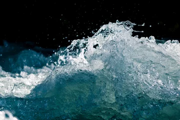 Papier Peint photo Lavable Eau Éclaboussure d& 39 eau orageuse dans l& 39 océan sur fond noir