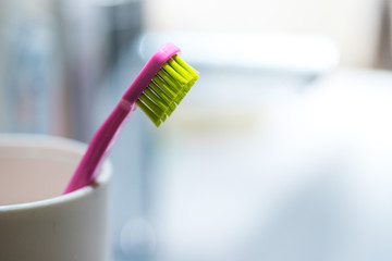 Zahnbürste im Badezimmer, Becher