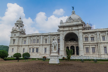 Obraz premium Victoria Memorial and George Curzon statue in Kolkata (Calcutta), India