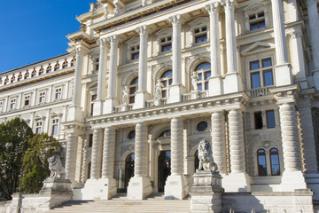 Fototapeta na wymiar Perspektivische Aufnahme vom Justizpalast (oberster Gerichtshof) in der Innenstadt von Wien, Österreich 