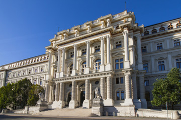 Fototapeta na wymiar Perspektivische Aufnahme vom Justizpalast (oberster Gerichtshof) in der Innenstadt von Wien, Österreich 