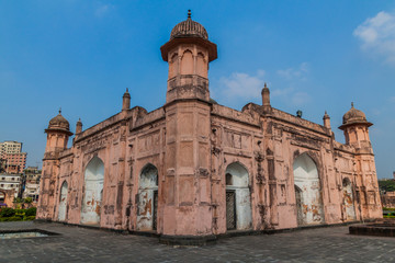 Fototapeta na wymiar Mausoleum of Pari Bibi in Lalbagh Fort in Dhaka, Bangladesh