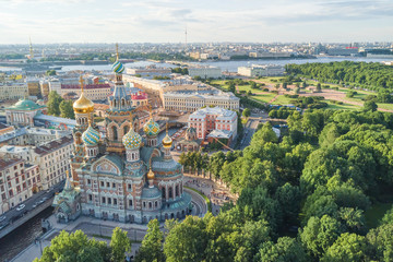 Naklejka premium Widok z lotu ptaka na kościół Zbawiciela na rozlanej krwi w Sankt Petersburgu