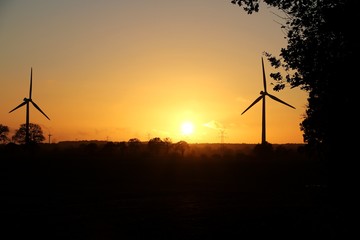 romantischer Sonnenuntergangmit Windmühle