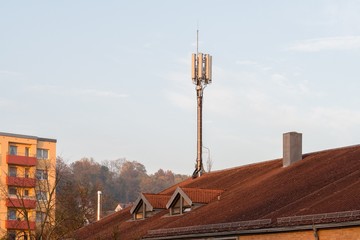 Mobilfunk Sendemast auf einem Dach