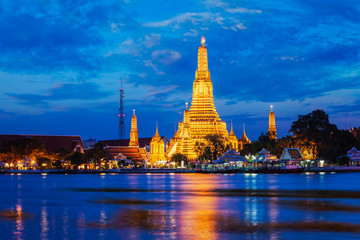 Fototapeta premium Wat Arun temple in Bangkok, Thailand in the night