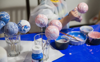 Kinder basteln Weihnachtsgeschenke, Christbaumkugeln selbermachen