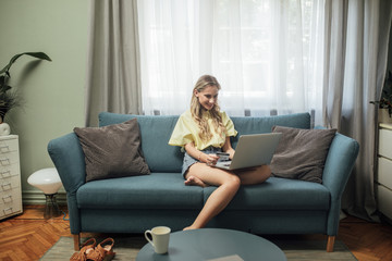 Obraz premium Woman Typing on Laptop