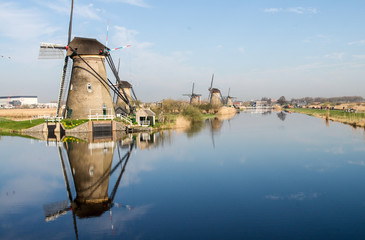 Fototapeta na wymiar Windmühlen Kinderdejk - Holland