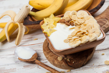 Banana yoghurt with seeds and cornflakes