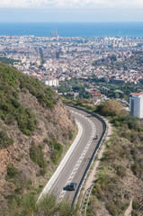 Carretera y vista aérea de la ciudad de Barcelona desde Collserola
