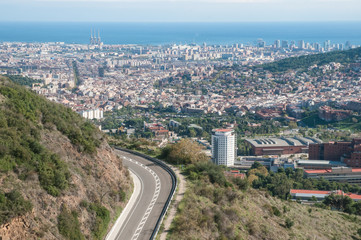 Carretera y vista aérea de la ciudad de Barcelona desde Collserola