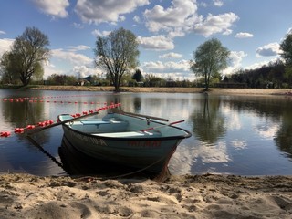 łódka na jeziorze