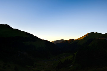 Fototapeta na wymiar silhouette of beautiful mountain with blue sky at sunset 