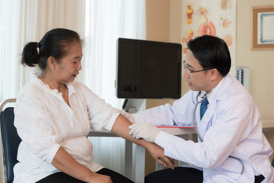 Doctor give advice to petient