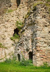 Полуразрушенная стена древней крепости.