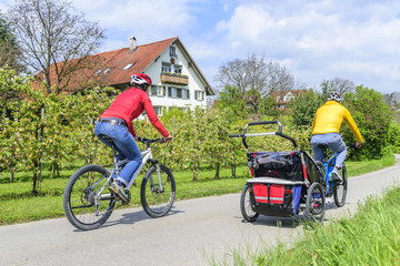 Familien-Radtour mit E-Bike und Anhänger