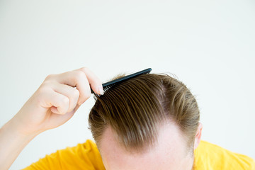 Naklejka premium Guy trimming his beard