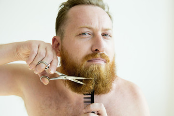 Guy trimming his beard