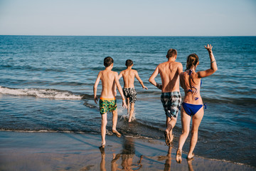 Junge Familie am Strand