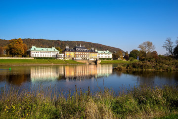 Obraz premium Dresden, Schloss Pillnitz in herbstlicher Stimmung