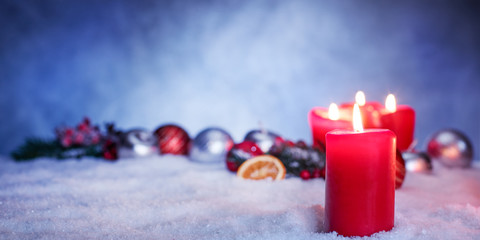 Weihnachliche Kerze im Schnee