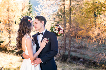 Glückliches Brautpaar bei der Hochzeit