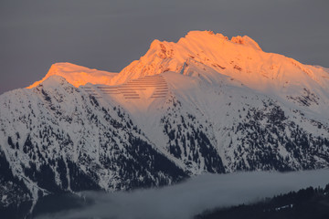 Aufnahme der Kanzelwand im Abendlicht mit von der Abendsonne angestrahltem Gipfel tor glühend und...