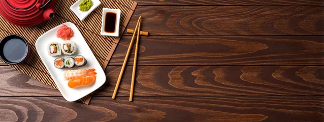 Foto auf Acrylglas Sushi-Set mit roter Teekanne und Stäbchen © Leszek Czerwonka