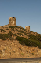 Corsica, 28/08/2017: tramonto sulle torri genovesi in rovina (XVI secolo) sulla collina Col de la Serra, sul versante ovest di Capo Corso, tra Botticella (Ersa) e Centuri 