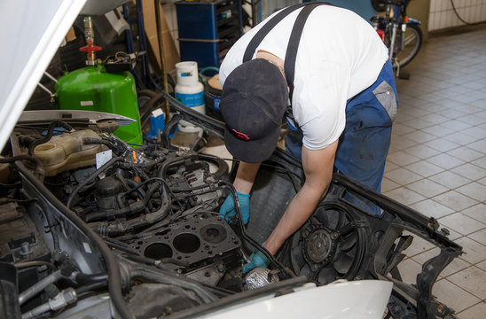 Automechaniker beim reparieren