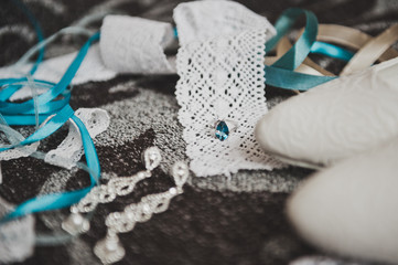 Earrings, necklace and other accessories 8856.