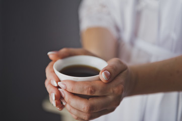 The girl warm palms on his Cup of coffee 8876.
