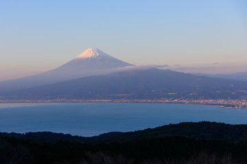 静岡　夕暮れ時の富士山と駿河湾　達磨山からの風景