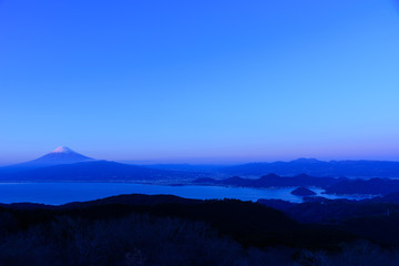 静岡　夕暮れ時の富士山と駿河湾　達磨山からの風景