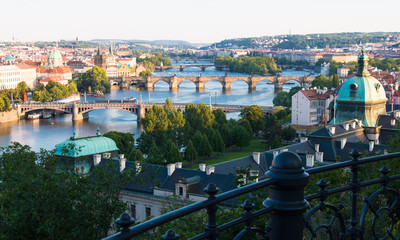 Naklejka premium Panorama der Karlsbrücke in Prag im Abendlicht