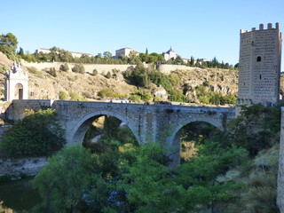 Fototapeta premium El puente de San Martín es un puente medieval sobre el río Tajo, situado en la zona oeste de la ciudad española de Toledo