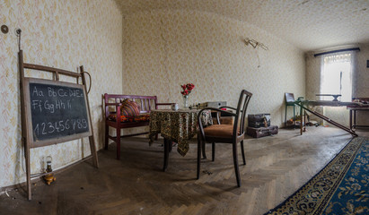 altes verlassenes zimmer mit tafel und tisch