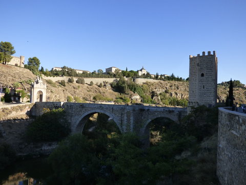 Toledo,ciudad de España, capital de la provincia homónima, de la comunidad autónoma de Castilla La Mancha y antigua sede de la Corte de Castilla