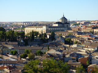 Fototapeta na wymiar Toledo es una joya que tiene España. Abrazada por el río Tajo, ofrece entre sus murallas una espectacular muestra de la historia del arte español