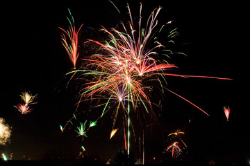 Buntes Neujahrsfeuerwerk am Nachthimmel