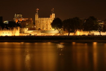 Tower of London w Londynie, panorama w nocy z przeciwnego brzegu Tamizy, długi czas naświetlania