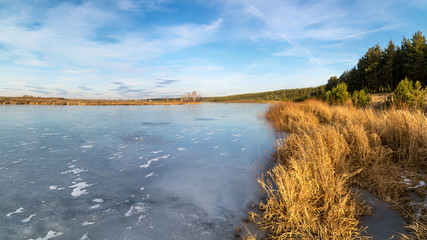 осенний пейзаж на замерзшей реке с деревьями на берегу, Россия, Урал, ноябрь © 7ynp100