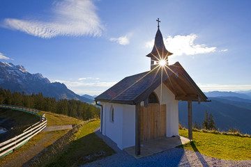 Sonnenschein auf der Bergkapelle auf der Steinbockalm in Dienten