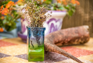 Composición de florero con cuerno sobre la mesa de la terraza