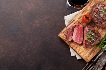 Photo sur Plexiglas Steakhouse Grilled fillet steak with wine