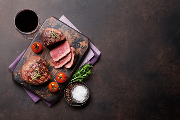 Fototapeta na wymiar Grilled fillet steak with wine